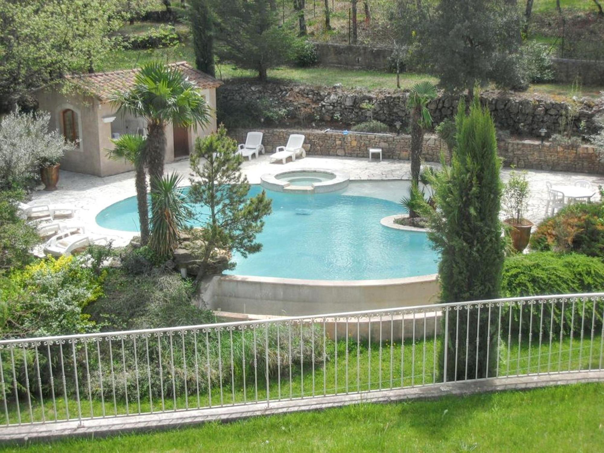 Villa Spacieuse Avec Piscine A Saint Maximin Eksteriør billede