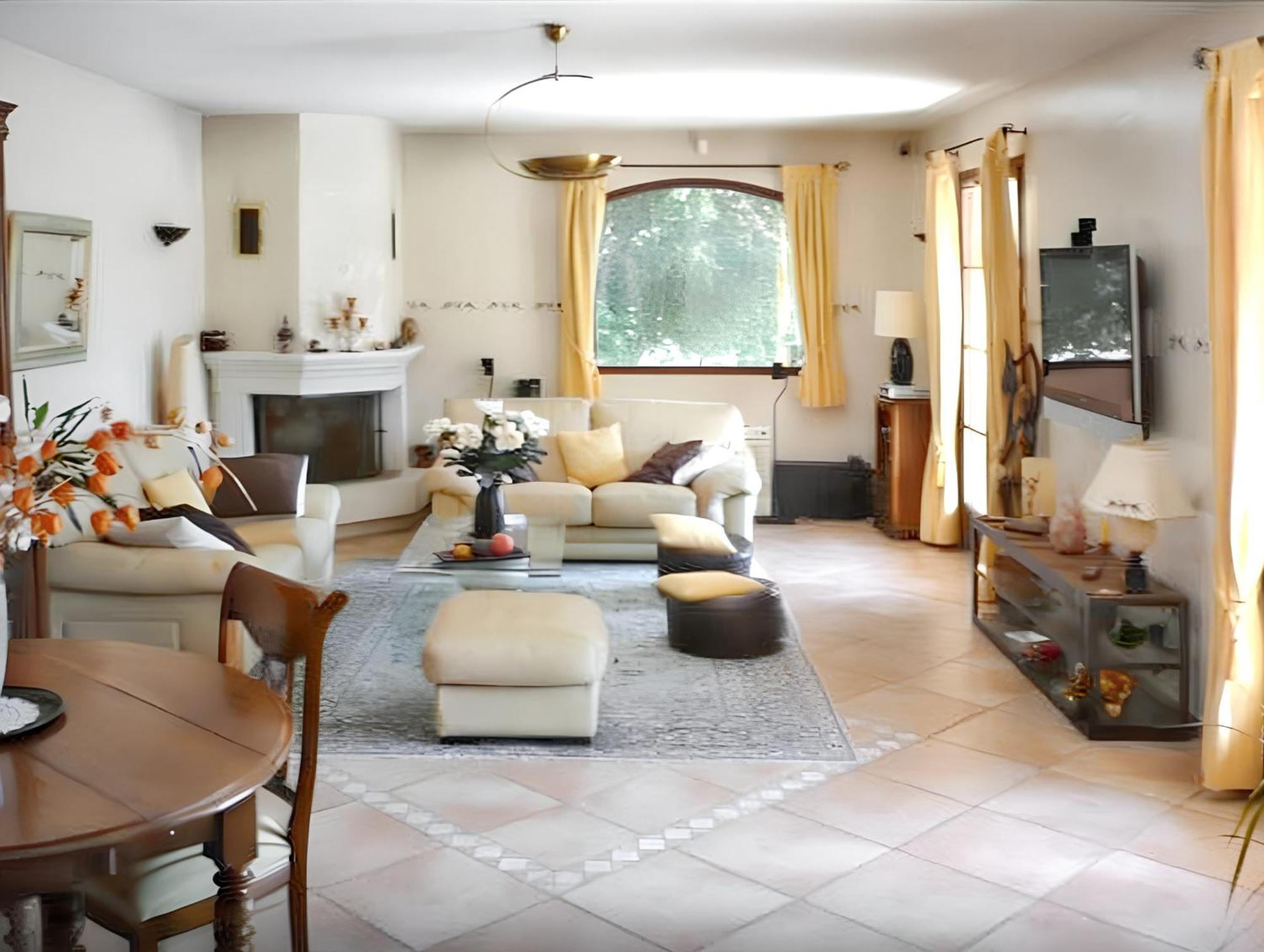 Villa Spacieuse Avec Piscine A Saint Maximin Eksteriør billede